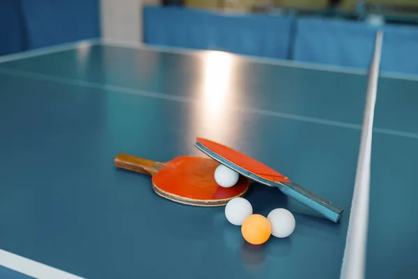 两个乒乓球球拍和球在游戏桌上用网 没有人 特写镜头 乒乓球俱乐部 网球概念 乒乓球 — 图库照片