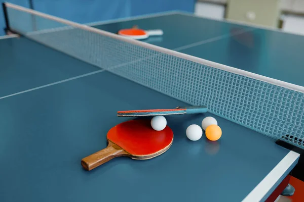 Zwei Ping Pong Schläger Und Bälle Auf Spieltisch Mit Netz — Stockfoto