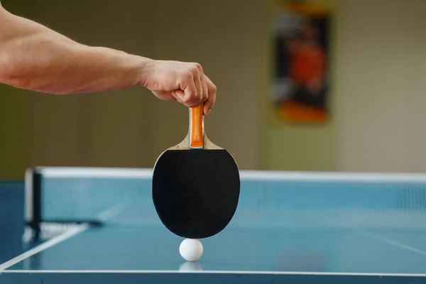 Masanın Üzerinde Raket Ping Pong Topu Ile Erkek Kişi Kapalı — Stok fotoğraf
