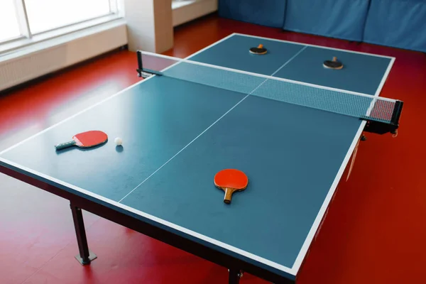 Net Ile Oyun Masasında Dört Ping Pong Raketleri Kimse Üst — Stok fotoğraf