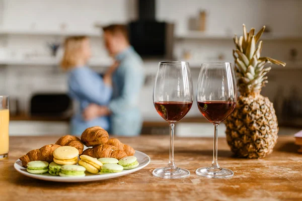 Due Bicchieri Vino Rosso Sul Tavolo Coppia Amorosa Che Abbraccia — Foto Stock