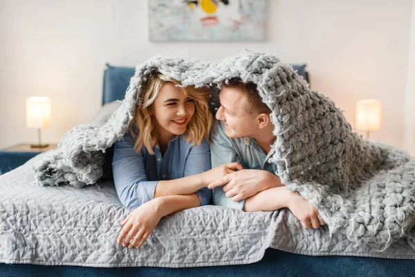 Mladý Zamilovaný Pár Ležel Posteli Vykukuje Zpod Krytu Manžel Manželka — Stock fotografie