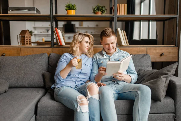 Young Love Couple Sitting Couch Home Husband Wife Relax Living — Stock Photo, Image