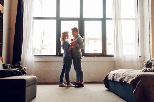 Jovem Casal Amor Com Copos Vinho Tinto Janela Cheia Luz — Fotografia de Stock