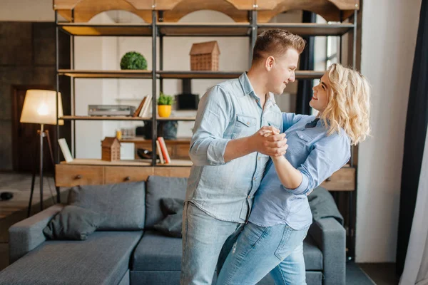 Casal Amor Jovem Dançando Casa Jantar Romântico Homem Mulher Relaxando — Fotografia de Stock