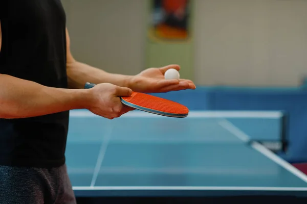 Männerhände Mit Tischtennisschläger Und Ball Training Drinnen Mann Sportkleidung Steht — Stockfoto