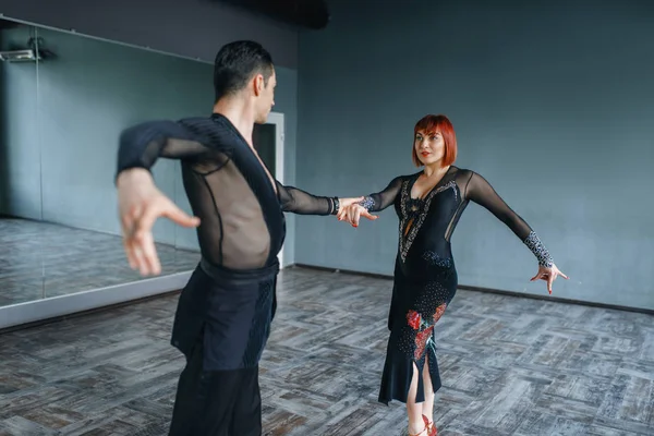 クラスでバロムダンスのトレーニングに衣装を着たダンサー スタジオでプロのペアダンスの女性と男性のパートナー — ストック写真