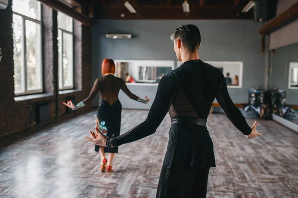 クラスでのバロムダンストレーニングの男女 スタジオでプロのペアダンスの女性と男性のパートナー — ストック写真