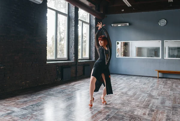 クラスでバロムダンスのトレーニングの女性 ドレスを着た女性 スタジオで踊るプロのペア — ストック写真