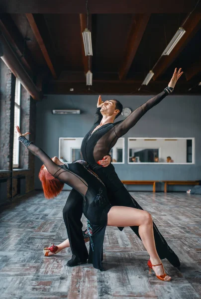 Две Элегантные Танцовщицы Костюмах Танцевальной Тренировке Классе Партнеры Женщины Мужчины — стоковое фото