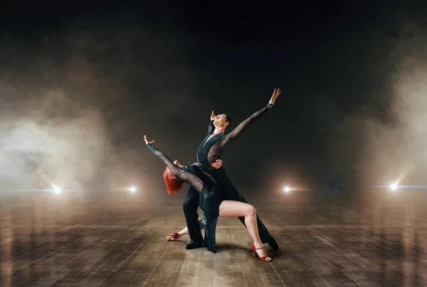 Elegáns Táncosok Ballrom Tánc Színpadon Női Férfi Partnerek Hivatásos Páros — Stock Fotó