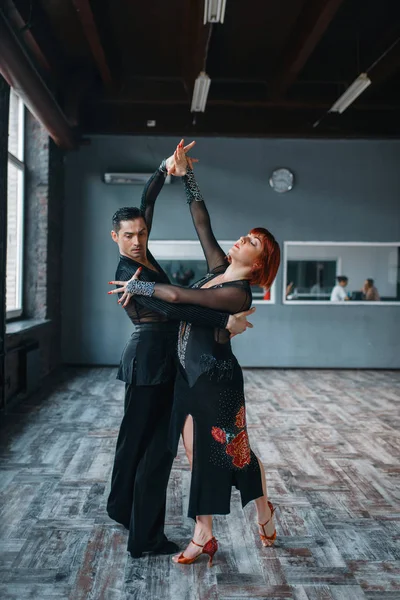 Para Kostiumach Trening Tańca Ballrom Klasie Kobiet Mężczyzn Partnerów Profesjonalne — Zdjęcie stockowe