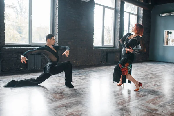 男人和女人在课堂上进行舞会舞蹈训练 男女伴侣在工作室的专业对舞 — 图库照片