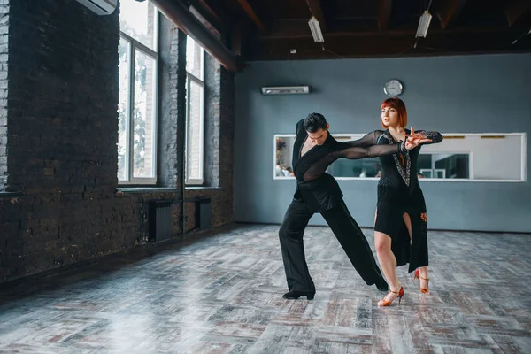 Casal Elegância Treino Dança Salão Nas Aulas Parceiros Femininos Masculinos — Fotografia de Stock