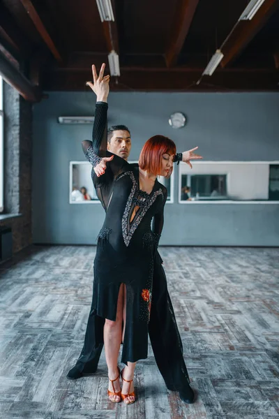 Sınıfta Ballrom Dans Eğitimi Kostümleri Dansçılar Stüdyoda Profesyonel Çift Dans — Stok fotoğraf