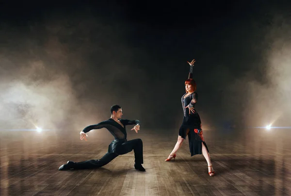 Elegáns Táncosok Latin Ballrom Táncolni Színpadon Női Férfi Partnereink Profi — Stock Fotó