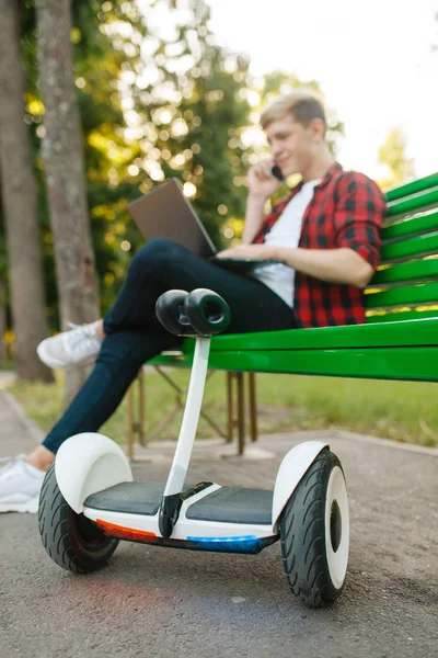 Jongeman Met Gyroboard Bank Het Park Outdoor Recreatie Met Elektrische — Stockfoto