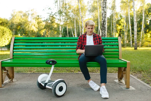 Jongeman Met Gyroboard Bank Het Park Outdoor Recreatie Met Elektrische — Stockfoto