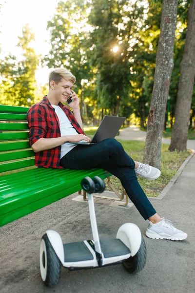 Jovem Com Giroscópio Sentado Banco Parque Recreação Livre Com Placa — Fotografia de Stock