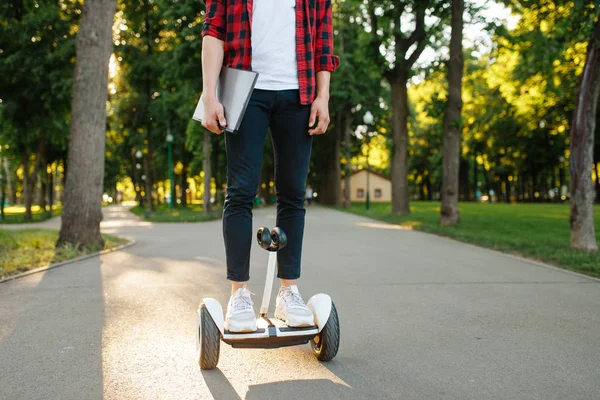 Jongeman Rijdt Mini Gyroboard Het Zomerpark Outdoor Recreatie Met Elektrische — Stockfoto