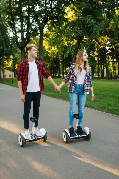 Mannelijke Vrouwelijke Persoon Rijden Gyro Board Park Outdoor Recreatie Met — Stockfoto