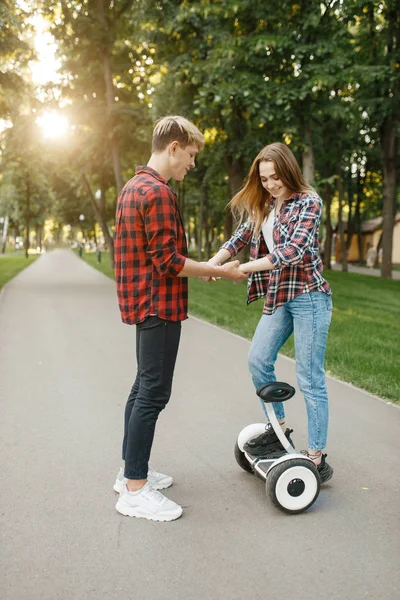 Vriendje Leert Zijn Meisje Rijden Gyro Board Zomerpark Outdoor Recreatie — Stockfoto