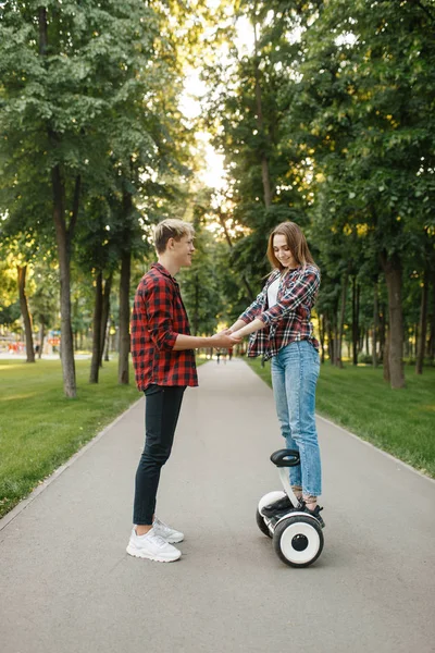 Vriendje Leert Zijn Meisje Rijden Gyro Board Zomerpark Outdoor Recreatie — Stockfoto