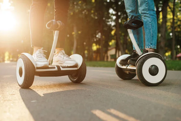 Mannelijke Vrouwelijke Persoon Rijden Gyro Board Park Bij Zonsondergang Outdoor — Stockfoto