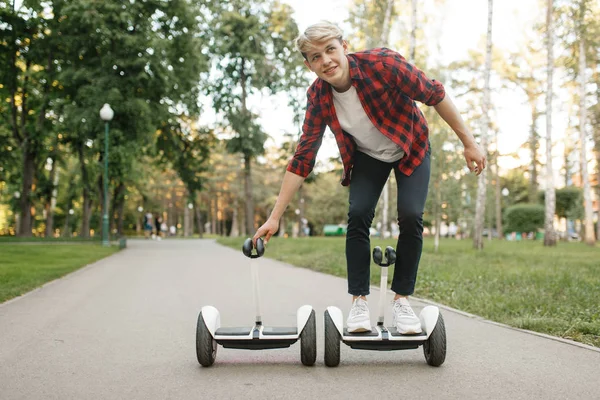 Jonge Man Rijden Gyro Board Zomerpark Outdoor Recreatie Met Elektrische — Stockfoto
