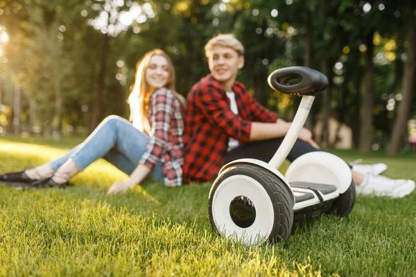 Jong Stel Zit Het Gras Buurt Van Gyroboard Zomerpark Outdoor — Stockfoto