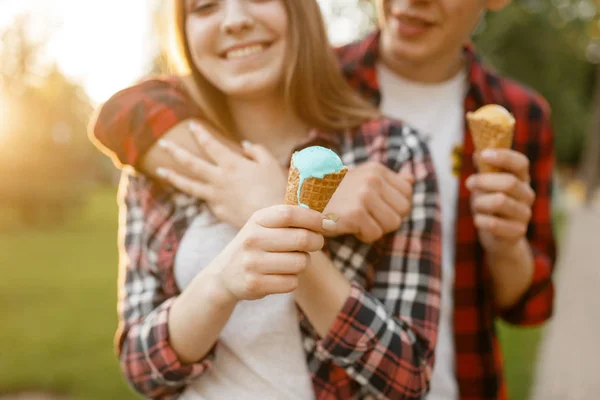 夏の公園を歩くアイスクリームと若い愛のカップル アイスクリーム ロマンチックな散歩でボーイフレンドとガールフレンドのレジャー — ストック写真