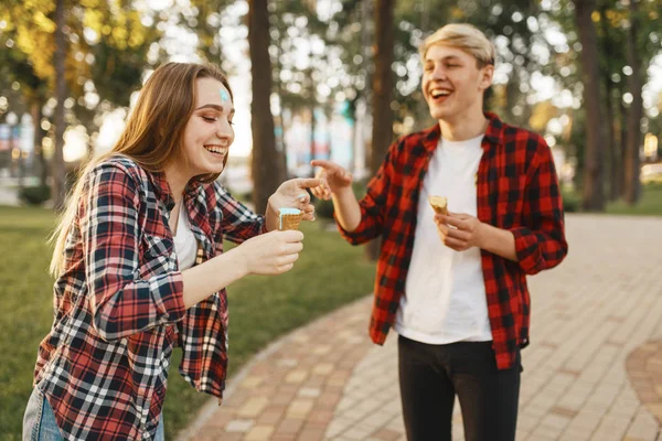 夏の公園でアイスクリームを楽しむ愛のカップル アイスクリーム ロマンチックな散歩と一緒に屋外で若い男女のレジャー — ストック写真