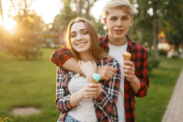 年轻的爱情夫妇与冰淇淋散步在夏季公园 男朋友和女朋友休闲与冰淇淋 浪漫散步 — 图库照片