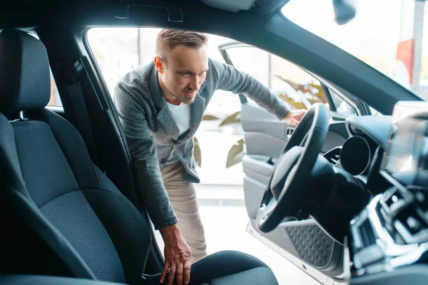 Człowiek Ogląda Wnętrze Nowego Samochodu Showroom Mężczyzna Wybór Pojazdu Dealerskim — Zdjęcie stockowe