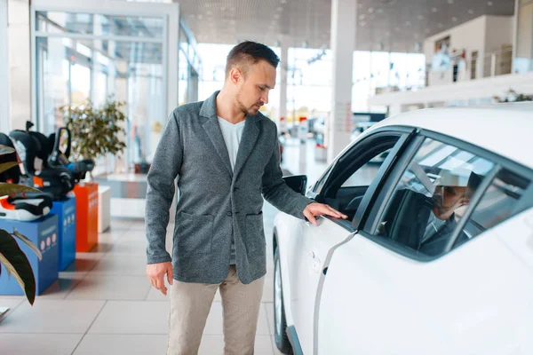 Man Buying New Car Showroom Male Customer Choosing Vehicle Dealership — Stock Photo, Image