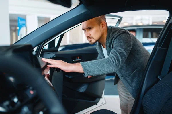 Man Watching Interior New Car Showroom Male Customer Choosing Vehicle — Stock Photo, Image