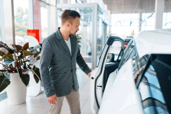 Homem Comprar Carro Novo Showroom Cliente Masculino Escolhendo Veículo Concessionária — Fotografia de Stock