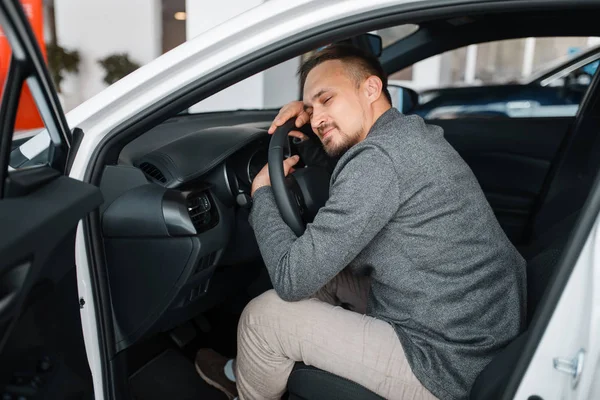 Szczęśliwy Człowiek Siedzi Nowym Samochodzie Salonie Mężczyzna Klient Wybierając Pojazd — Zdjęcie stockowe