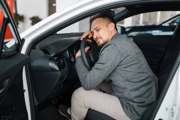 Gelukkige Man Zit Een Nieuwe Auto Showroom Mannelijke Klant Kiezen — Stockfoto