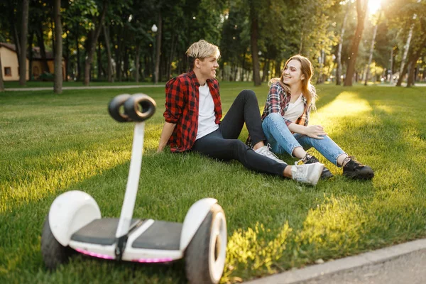 Junges Paar Das Auf Dem Rasen Neben Dem Kreiselbrett Sommerpark — Stockfoto