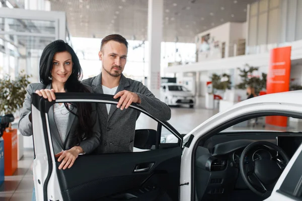 Couple Buying New Car Showroom Male Female Customers Choosing Vehicle — Stock Photo, Image