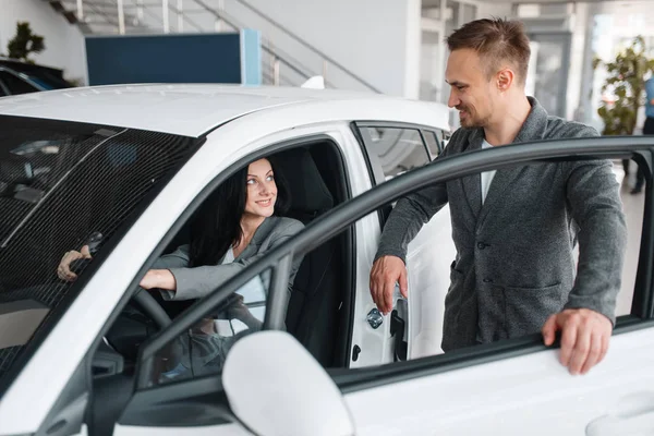 Pareja Feliz Comprando Coche Nuevo Sala Exposición Mujer Detrás Del —  Fotos de Stock