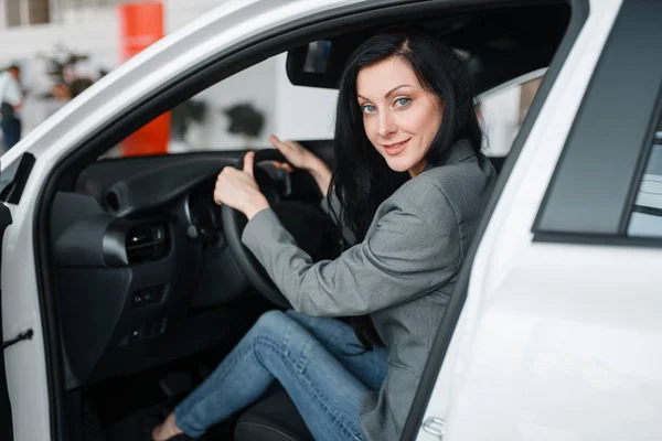 Žena Kupuje Nové Auto Showroom Paní Volantem Zákazníci Kteří Volí — Stock fotografie