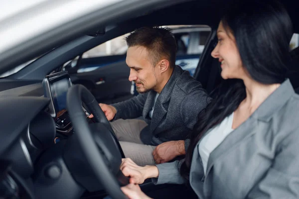 Casal Feliz Comprando Carro Novo Showroom Mulher Volante Clientes Masculinos — Fotografia de Stock