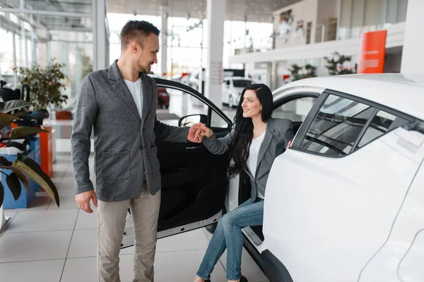 Homem Mulher Comprando Carro Novo Showroom Clientes Masculinos Femininos Escolhendo — Fotografia de Stock