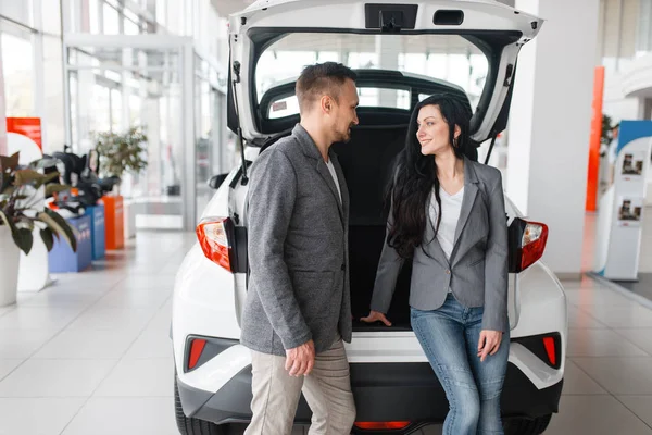 Casal Comprando Carro Novo Showroom Homem Mulher Perto Bagageira Aberta — Fotografia de Stock