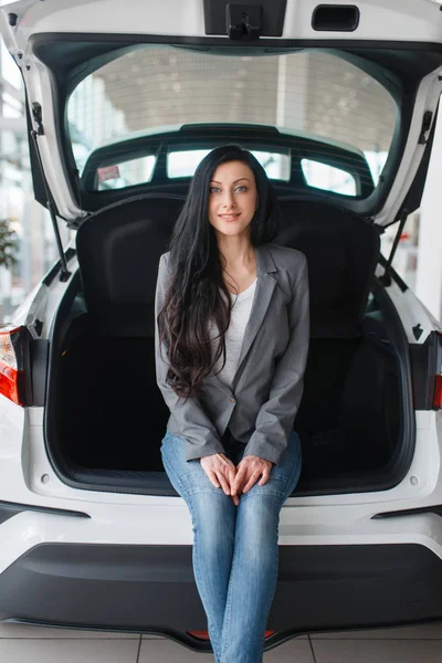 Žena Kupuje Nové Auto Showroom Paní Poblíž Otevřeného Kufru Zákazníci — Stock fotografie