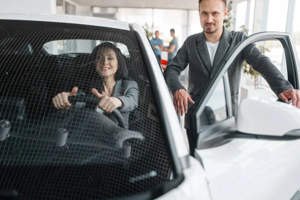 Szczęśliwa Para Kupno Nowego Samochodu Showroom Kobieta Kierownicą Klienci Płci — Zdjęcie stockowe