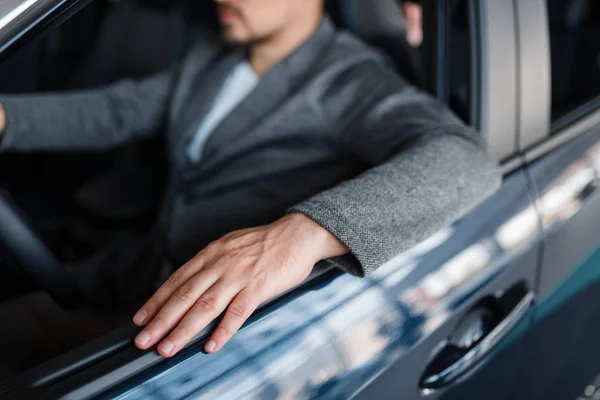 Hombre Sentado Coche Nuevo Sala Exposición Cliente Eligiendo Vehículo Concesionario — Foto de Stock