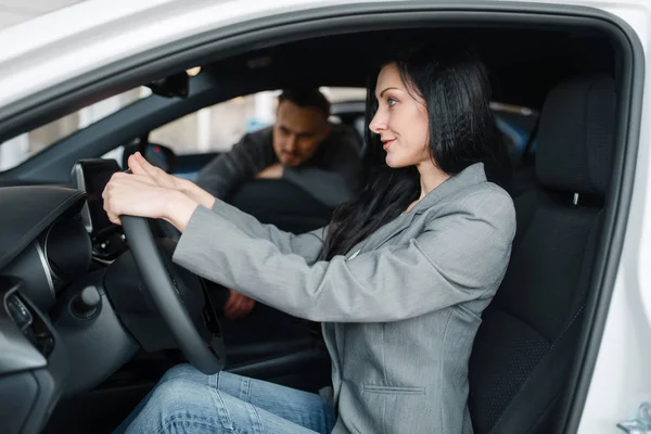 Casal Alegre Comprando Carro Novo Showroom Mulher Volante Clientes Masculinos — Fotografia de Stock